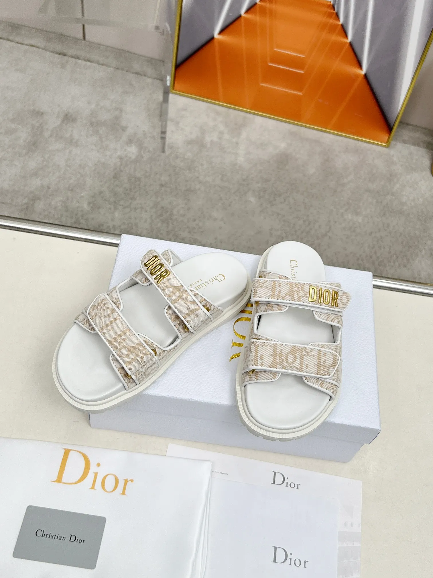 👟👟Ex-factory price 480👟👟Dior👏👏New classic style. 🔥Purchasing-level qualityThick-soled slippers popular in foreign counters. Upper➕Inner: original customized material, original mold opening of sole 1.1 (lightweight, code number 35-40 (41/42 can be customized)